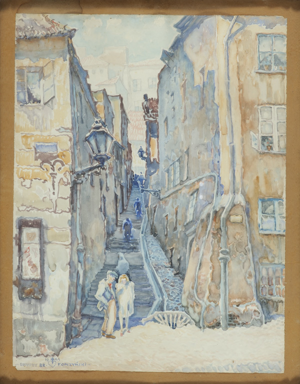 Bronisław Kopczyński, „Kamienne Schodki” – Stara Warszawa”, 1944 r., akwarela, tektura, 58 x 45 cm, zbiory Muzeum Zamoyskich w Kozłówce, MPK/SW/757 Kamienne Schodki, tytułowa praca miesiąca przedstawia znaną z filmów, utrwaloną w piosenkach wąską uliczkę warszawskiej Starówki, składającej się właśnie ze schodów o kamiennych stopniach. Ukazane z pewnego oddalenia wraz z towarzyszącymi im po obu stronach kamienicami. Perspektywa szybko ucieka do przodu w górę tworząc kompozycję wertykalną. Całość podkreśla bieg rynsztoka wyznaczający równoległy do biegu schodów dukt. Światło ostre, południowe, barwy pastelowe, impresjonistyczne, sylwety ludzi stojących u podnóża biegu schodów szkicowe, zaznaczone jako sylwety kobiety i mężczyzny pogrążonych w rozmowie. U góry, u wylotu schodów zabudowania ulicy Brzozowej.