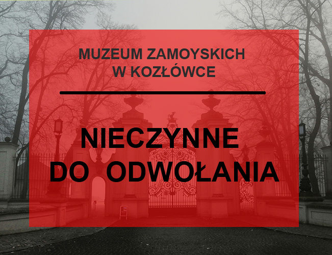 Okazała, neobarokowa, dwuskrzydłowa brama wjazdowa do posiadłości, na niej umieszczony na czerwonym półprzezroczystym tle czarny napis: Muzeum Zamoyskich w Kozłówce, gruba kreska, nieczynne do odwołania.