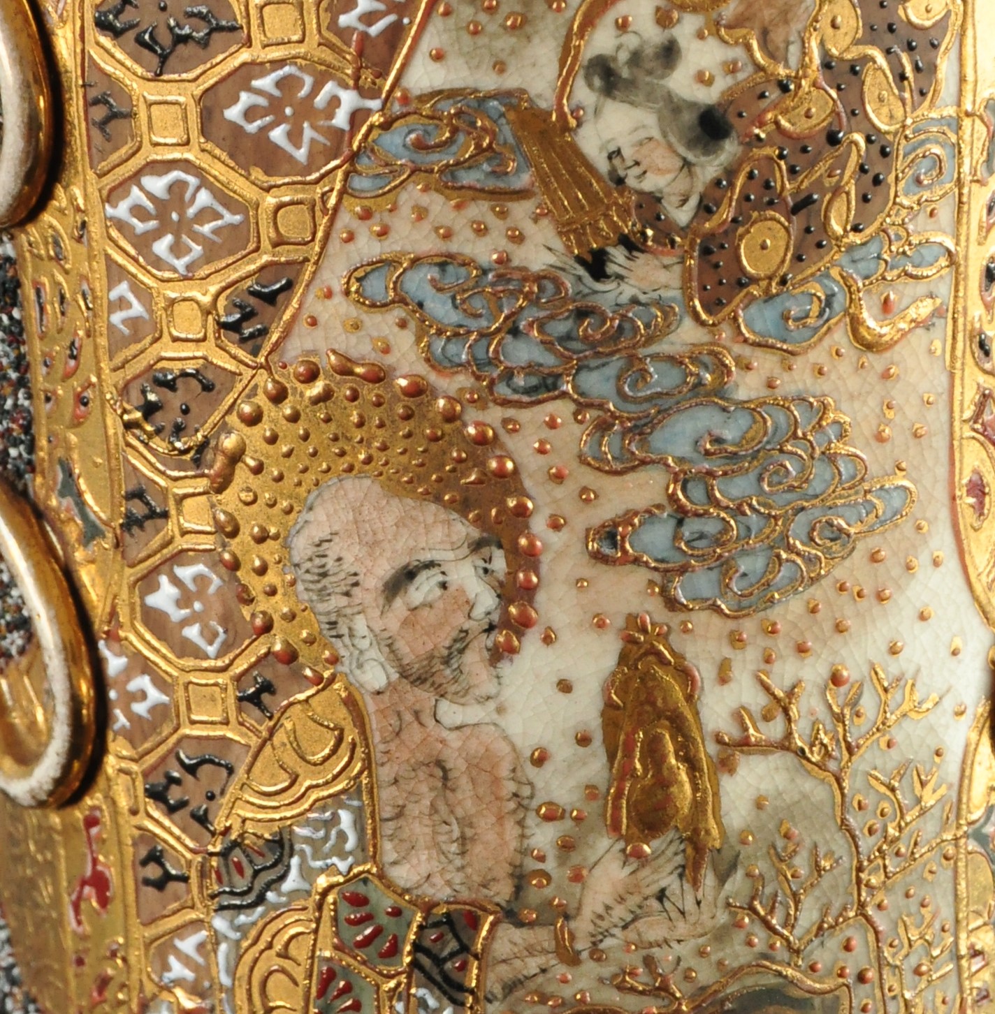 Na ceramicznym korpusie lampy naftowej bogato dekorowana złoceniami przestrzeń. W polu scena ukazująca klęczącego mężczyznę trzymającego złoty przedmiot w dłoni, nad nim z chmur wyłania się pochylona w jego kierunku w popiersiu postać kobieca.