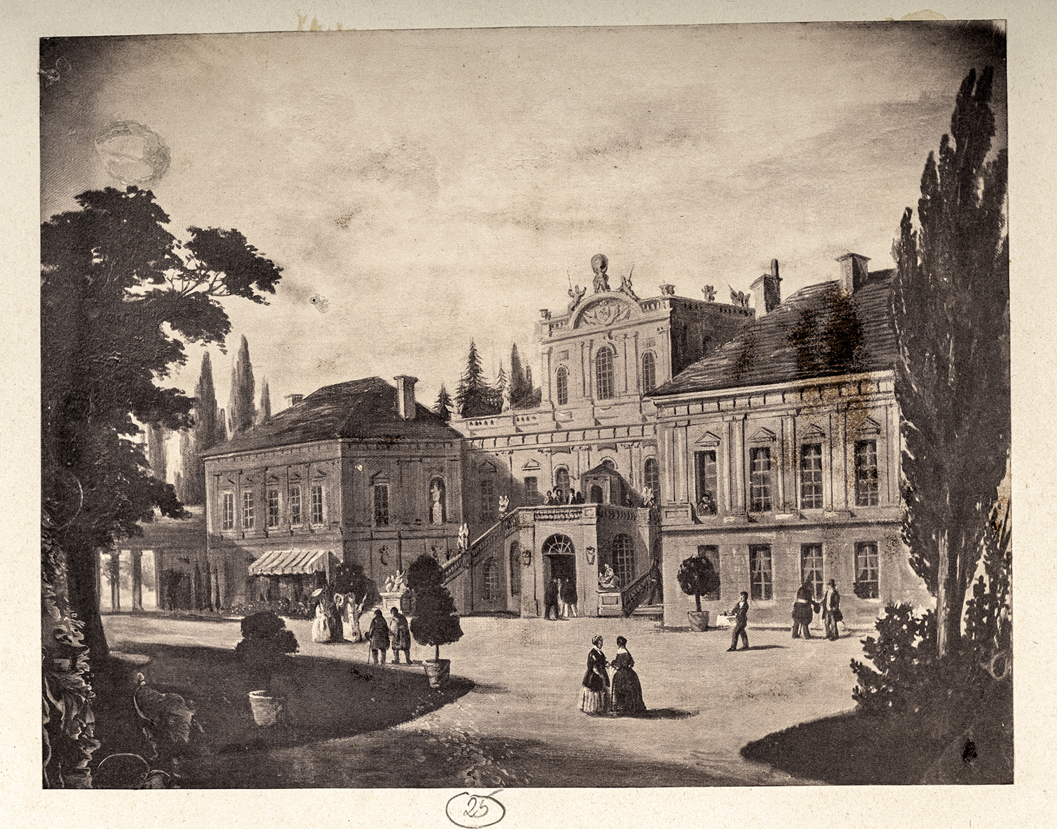 Zabytkowa fotografia w kolorze sepii stanowiąca reprodukcję obrazu albo dagerotypu, przedstawiająca pałac Czartoryskich w Puławach od strony dziedzińca. Przed pałacem spacerujący i służba.