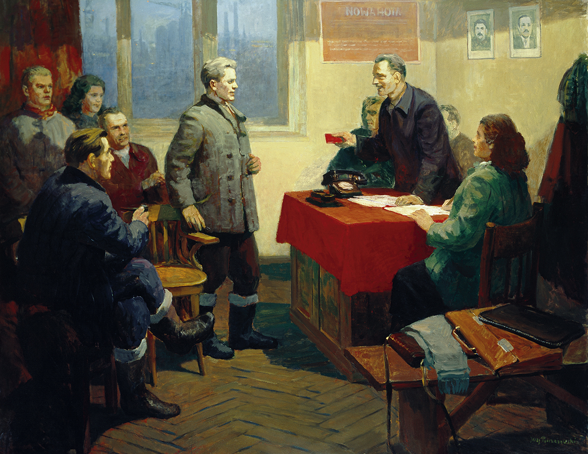 Jerzy Potrzebowski, Przyjęcie do partii w Nowej Hucie, ok. 1954, płótno, olej, 157 x 198 cm; MPK/SW/424 Obraz olejny na płótnie przedstawiający scenę we wnętrzu. Z lewej grupa robotników siedzących na krzesłach. W centrum młody człowiek, ujęty z prawego profilu, stoi przed stołem, za którym kobieta i mężczyźni, z których jeden stojąc wręcza młodzieńcowi legitymację. Na pierwszym planie z prawej ława z leżącymi na niej teczkami i torebkami oraz wiszące na haku płaszcze. W tle szerokie okno, za którym pejzaż przemysłowy; na prawo plakat a na sąsiedniej ścianie portrety Stalina i Bieruta. Koloryt ciepły - w brązach, czerwieniach i zieleniach.