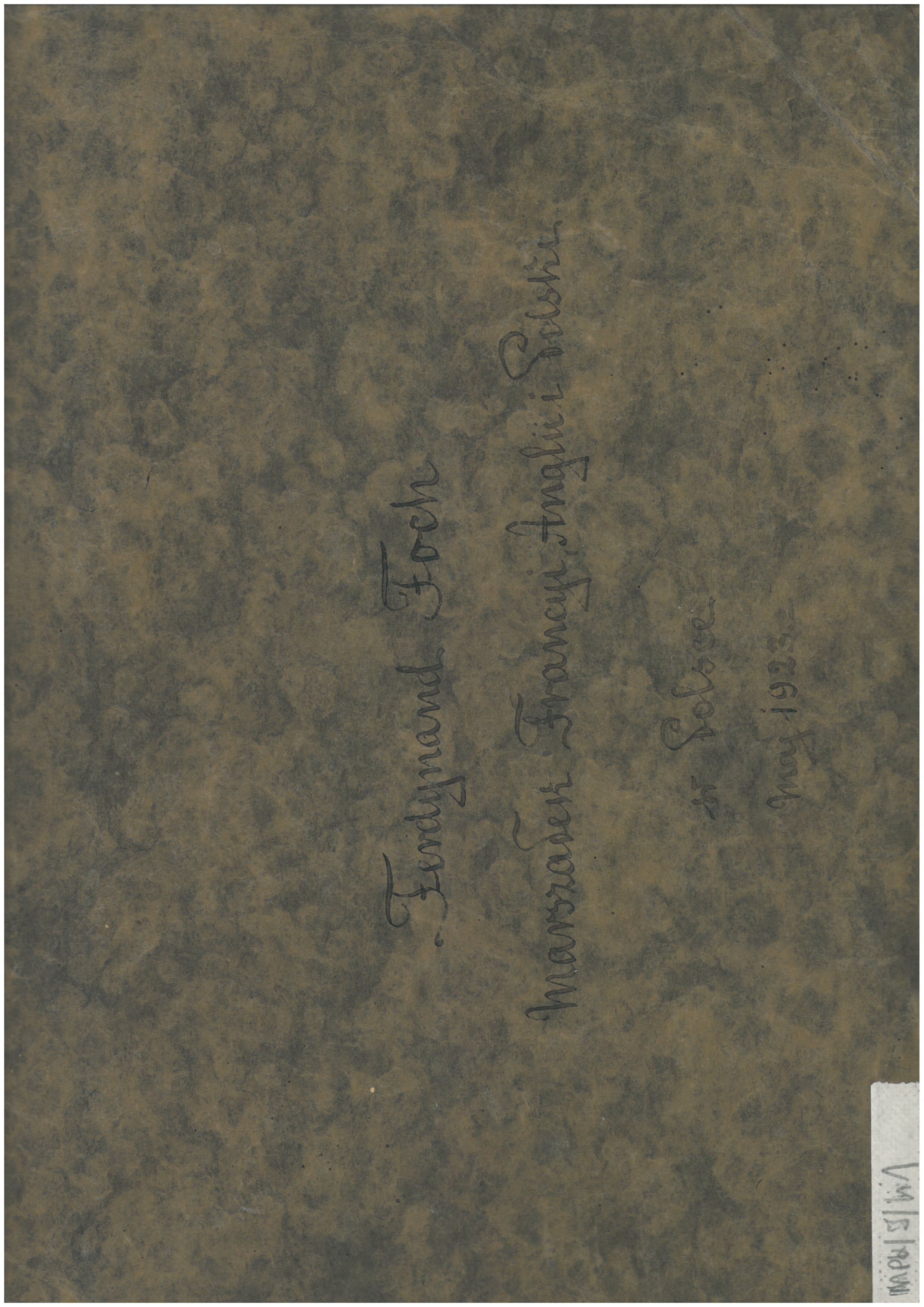 Zdjęcie strony tytułowej albumu pamiątkowego – na ciemnym, niejednolitym tle pośrodku napis „Ferdynand Foch Marszałek Francyi, Angii i Polski w Polsce. Maj 1923”.