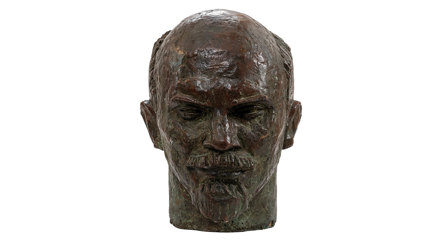 Franciszek Xawery Dunikowski, Głowa Lenina Franciszek Xawery Dunikowski
urodzony w 1875 roku w Krakowie – zmarł w 1964 roku w Warszawie
Głowa Lenina
powstała w 1957 roku
Brąz
wymiary: 48 x 32 x 38 cm
Muzeum Zamoyskich w Kozłówce
numer inwentarza: MPK/SW/2015
Popiersie przedstawia mężczyznę w średnim wieku lub nawet nieco starszego – Włodzimierza Lenina. Rzeźba wykonana z ciemnego brązu, pokryta zielonkawą patyną, zyskuje klasyczny, niemal pomnikowy wymiar. Patyna dodaje całości szlachetności i historycznego ciężaru, budując wrażenie trwałości i nieprzemijalności.
Twarz jest wyrazista, silnie zarysowana – dominuje wysokie, wypukłe czoło oraz mocno zaznaczone łuki brwiowe, pod którymi kryją się głęboko osadzone oczy. Ich spojrzenie – lekko przymrużone, przenikliwe – sprawia wrażenie skupionego, analizującego, niemal oceniającego. Prostoliniowy nos oraz ściśle zaciśnięte usta wzmacniają surowy wyraz twarzy, nad którym góruje precyzyjnie opracowany wąs. Krótka broda dopełnia starannie wymodelowana kompozycję, jakby wycięta z brązu ostrzem determinacji.
Czaszka niemal całkowicie łysa, z jedynie śladowym zaznaczeniem krótkich włosów po bokach, kontrastuje z silnie wymodelowaną dolną partią twarzy. Uszy – odstające, lekko asymetryczne – wprowadzają nutę realizmu do niemal ideowego portretu.
Powierzchnia rzeźby nie została całkowicie wygładzona – widoczne są ślady modelowania, drobne nierówności i ścieżki dłoni rzeźbiarza. To świadoma decyzja artystyczna – struktura materiału podkreśla surowość i bezpośredniość postaci, nadając jej autentyczność i wewnętrzną siłę.
Całość emanuje powagą, skupieniem i nieugiętością. To nie tylko realistyczne przedstawienie konkretnej postaci, lecz także uosobienie władzy, kontroli i ideologicznej pewności. Rzeźba działa nie tylko formą, ale też nastrojem – dominującym, świadomym i niepodważalnym.