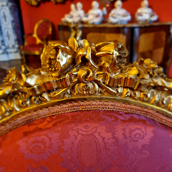 6. Fotel w stylu Ludwika XVI