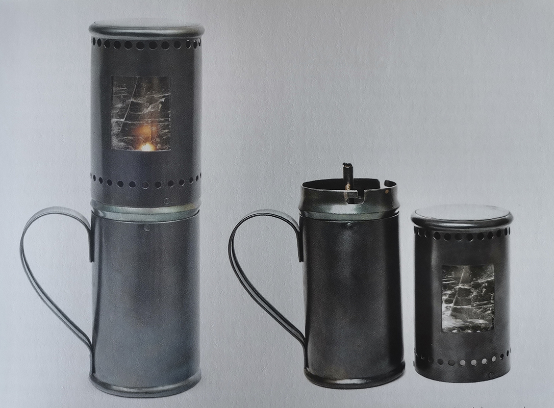 Rekonstrukcja prototypu lampy Ignacego Łukasiewicza, Zbiory Muzeum Podkarpackiego w Krośnie, fot. K. Gierlach, w: Krzysztof Gierlach, Lampy naftowe Muzeum Podkarpackiego w Krośnie, Krosno 2019, str.91 Fotografia ukazuje prototyp lampy w postaci walcowatego wysokiego kubka z jednym uchem. W dolnej części pojemnik na paliwo. W górnej części widoczne dwa rzędy otworów stanowiące dopływ powietrza i wycięte prostokątne okienko z przezroczystą miką, widoczne wewnątrz światło lampy. Obok ten sam prototyp, ale zdjęta górna część i odsłonięty w dolnej części rurkowy palnik na knot.