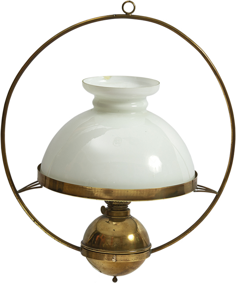 Lampa naftowa z magazynu rzemiosła artystycznego, Anglia, 1.poł. XX w., nr inw. MPK/ZM/1404 Fotografia współczesna przedstawiająca lampę naftową z muzealnego magazynu rzemiosła artystycznego, wykonaną w Anglii, w pierwszej połowie XX wieku. Na białym tle lampa wpisana w metalową obręcz, połączoną u dołu z poziomym pierścieniem, ujmującym kulisty zbiornik z palnikiem. Nad nim kopulasty mleczny klosz.
