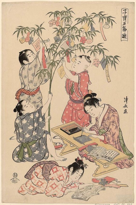 7. Torii Kiyonaga (1752–1815), Święto Tanabata, ilustracja z serii Cenne gry dla dzieci z okazji Pięciu Festiwali (ang. The Tanabata Festival, from the series Precious Children's Games of the Five Festivals), wydawca: Tsutaya Jûzaburô (Kôshodô), okres Edo, ok. 1794–1795, kolekcja Museum of Fine Arts Boston Osiemnastowieczna ilustracja z japońskiej serii Cenne gry dla dzieci z okazji Pięciu Festiwali. Na beżowym tle pięć postaci. Jeden mężczyzna w szaro-białym kimonie przepasanym zielonym pasem trzyma łodygę zielonego bambusa, która udekorowana jest kolorowymi zabawkami o różnych kształtach i karteczkami z napisami. Dwóch kolejnych mężczyzn mocuje do bambusa kolejne dekoracje. W dolnej części kompozycji ukazane są dwie postacie kobiece. Jedna z nich przy niskim biurku przygotowuje kolejną dekorację. Druga kobieta przegląda otwartą książkę skulona nad nią na podłodze.
