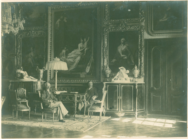 1. Konstanty Zamoyski w Salonie Białym Pałacu Zamoyskich w Kozłówce, Polska, po 1901; fotografia archiwalna; nr inw. MPK/F/1876 1. Konstanty Zamoyski w Salonie Białym Pałacu Zamoyskich w Kozłówce, Polska, po 1901; fotografia archiwalna; nr inw. MPK/F/1876