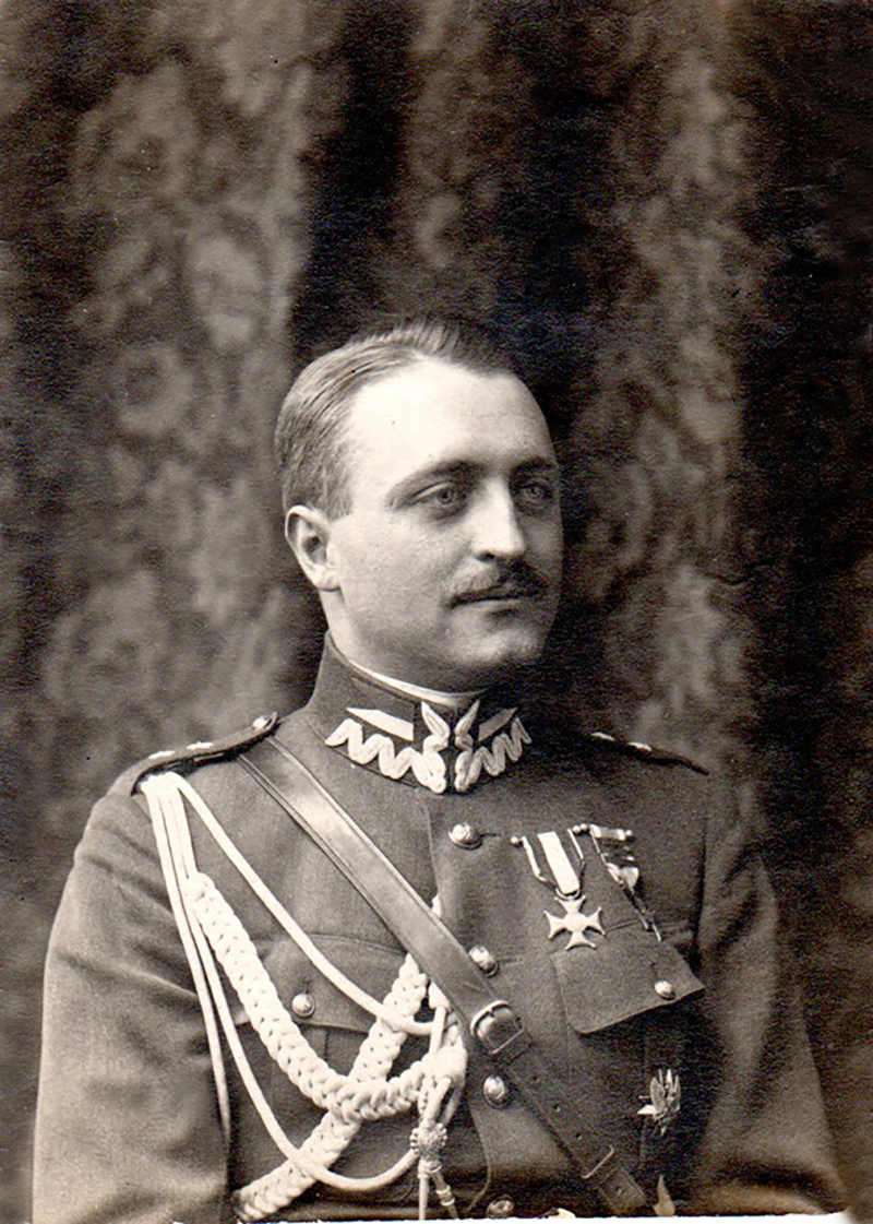 2. Aleksander Leszek Zamoyski, ostatni właściciel Kozłówki, fotografia, 1925, ze zbiorów Jadwigi Zamoyskiej Fotografia przedstawia około 28-letniego mężczyznę w ujęciu w popiersiu o poważnym wyrazie twarzy. Ma on zaczesane włosy z przedziałkiem i wąsy. Ubrany jest w mundur z zawieszonymi medalami.