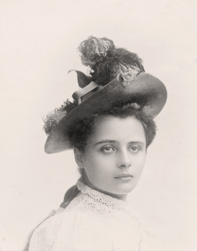 3. Maria z Potockich Zamoyska, fotografia, autor nieznany, pocz. lat 90. XIX w., ze zbiorów Annette Zamoyskiej Fotografia przedstawia młodą kobietę w ujęciu w popiersiu o poważnym wyrazie twarzy. Ubrana jest w białą, koronkową suknię. Kobieta ma zaplecione w warkocz i kapelusz z piórami i wstążką.