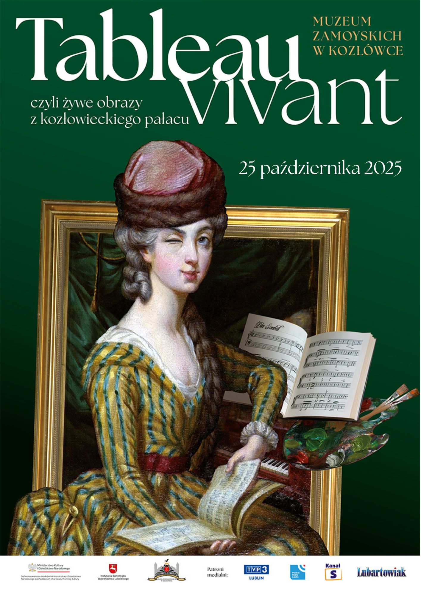 Na ciemnozielonym tle widnieje plakat reklamujący wydarzenie zatytułowane:
„Tableau Vivant, czyli żywe obrazy z kozłowieckiego pałacu”.
W lewym górnym rogu, złotymi literami, umieszczony jest napis:
„Muzeum Zamoyskich w Kozłówce”.
Niżej, po lewej stronie, białym eleganckim fontem znajduje się główny tytuł:
„Tableau Vivant” — słowo Tableau napisane jest dużą, klasyczną czcionką,
a Vivant delikatniejszą, nieco pochyloną, częściowo nachodzącą na pierwsze słowo.
Pod tytułem, mniejszym drukiem, dopisano:
„czyli żywe obrazy z kozłowieckiego pałacu”.
Po prawej stronie plakatu widać postać kobiety — część obrazu w złotej ramie,
z którego bohaterka jakby wyszła wprost do widza.
Kobieta ma jasną cerę i lekko uśmiechnięte usta; jedno oko przymrużone, jakby puszczała oko.
Na głowie ma brązowo-czerwony turban, z którego spod spodu wymykają się kosmyki upiętych włosów.
Ubrana jest w długą suknię w żółto-zielone pasy, z białym kołnierzem i mankietami.
Siedzi przy fortepianie, trzyma w ręku nuty, a przed nią, na instrumencie, leży otwarty zeszyt z zapisem nutowym.
Obok widoczne są farby, pędzle i paleta malarska – symboliczne połączenie sztuki muzyki i malarstwa.
Złota rama obrazu stanowi granicę między światem przedstawionym a rzeczywistym,
ale kobieta wyraźnie wychodzi z niej do przodu, jakby ożywiona.
Całość utrzymana jest w estetyce klasycznej, z nutą humoru i elegancji.