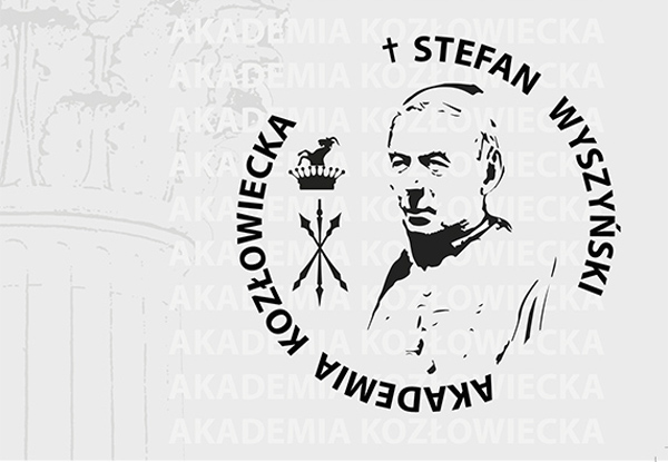 Pozioma grafika promująca Akademię Kozłowiecką. Tło jest jasnoszare, z delikatnym, prawie białym powtórzeniem napisu „Akademia Kozłowiecka”. Po lewej stronie widać ledwo zarysowany fragment architektury. 
W prawej części znajduje się czarno-biały, rysunkowy portret błogosławionego Stefana Wyszyńskiego. Postać ukazana jest od pasa w górę, lekko zwrócona w stronę widza. Nad portretem, po łuku, umieszczono napis „Stefan Wyszyński”, poprzedzony małym krzyżem.
Po lewej stronie portretu, również po łuku, biegnie napis „Akademia Kozłowiecka”. W środku kompozycji znajduje się niewielki znak graficzny z koroną i skrzyżowanymi elementami przypominającymi insygnia lub motyw heraldyczny.