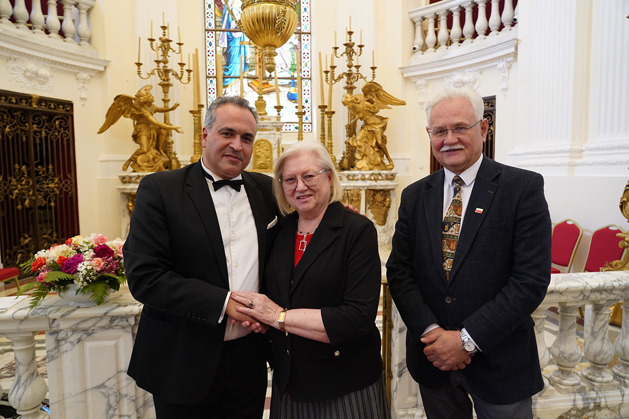 Od lewej Mauricio Díaz Alvarez, Jadwiga Inka Zamoyska oraz dyrektor Muzeum Zamoyskich w Kozłówce Andrzej Pruszkowski, pozują do zdjęcia we wnętrzu pałacowej kaplicy.
