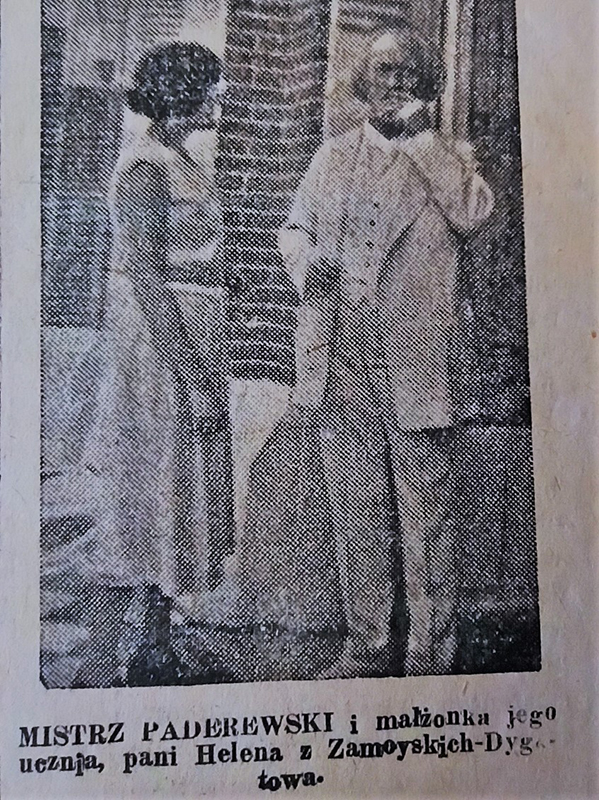 Czarno-biały, zniszczony wycinek z prasy. Fotografia z 1928 roku, przedstawiająca starego mężczyznę i młodą kobietę stojących na tle budynku z cegły. Po lewej stronie fotografii mężczyzna ubrany w jasny garnitur stoi na wprost. Marynarka rozpięta, pod nią jasna kamizelka i wystający spod niej biały kołnierzyk koszuli. Włosy bardzo jasne, prawie białe, sięgające ucha, duże zakola. Lewą dłonią gładzi wąsy. Po prawej stronie młoda kobieta ujęta z profilu, ubrana w jasną, letnia sukienkę sięgającą pół łydki, przepasana ciemnym paskiem.