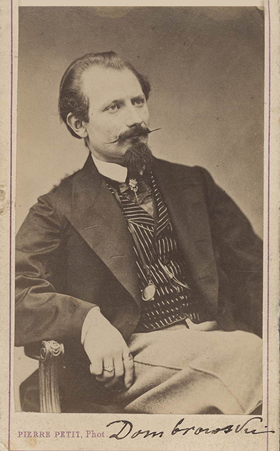 Zakład fotograficzny Pierre Petit w Paryżu, Jarosław Dąbrowski, ok. 1871, fotografia w sepii, papier fotograficzny naklejony na karton; wymiary 10,1 x 6,3 cm Zakład fotograficzny Pierre Petit w Paryżu, Jarosław Dąbrowski, ok. 1871, fotografia w sepii, papier fotograficzny naklejony na karton; wymiary 10,1 x 6,3 cm