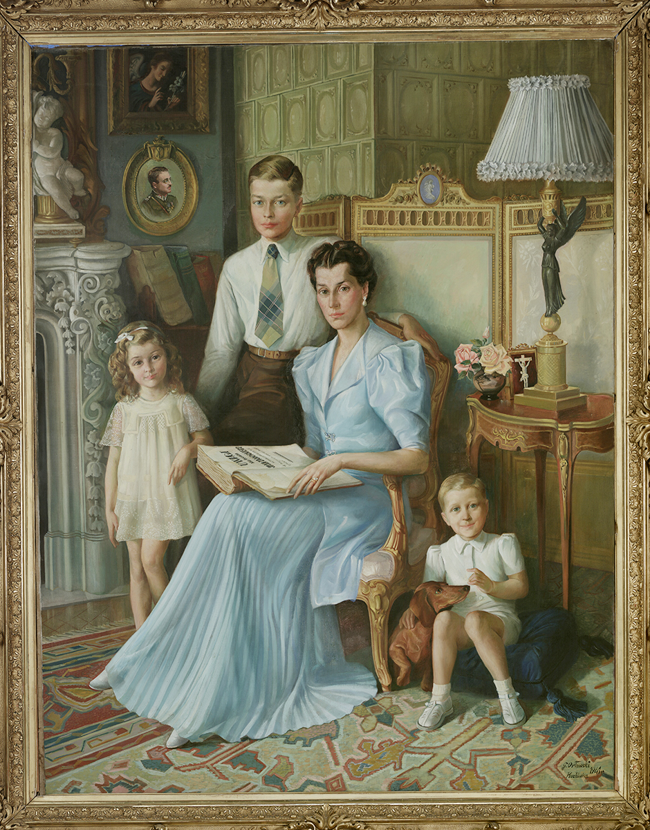 Grzegorz Orłowski, „Portret Jadwigi z Brzozowskich Aleksandrowej Zamoyskiej z dziećmi”,. Kozłówka, 1941; olej, płótno; 200 x 150 cm; zbiory Muzeum Zamoyskich w Kozłówce, MPK/MR/246 Fotografia przedstawia grupę postaci. Młoda kobieta siedzi w fotelu, zwrócona w lewo, trzyma na kolanach dużą księgę pt. "Uwagi nad życiem Jana Zamoyskiego". Ubrana w jasnobłękitny kostium o cienkiej, plisowanej spódnicy i długim żakiecie z bufiastymi rękawami. Za nią, z lewej, stoi kilkunastoletni chłopiec o jasnych krótkich włosach, w białej koszuli z krawatem i brązowych spodniach. Obok jasnowłosa, kilkuletnia dziewczynka w krótkiej, kremowej sukience. Po prawej, na ciemnobłękitnej poduszce siedzi kilkuletni, jasnowłosy chłopczyk w białym ubranku i bucikach. Bawi się z brązowym jamnikiem. Za nim brązowy stolik w stylu Ludwika XVI, na nim lampa z figurą Nike i jedwabnym abażurem, krucyfiks oraz kwiaty. Z tyłu parawan o jasnozielonym obiciu i złoconej ramie, zza którego widoczny piec o zielonkawych kaflach. Po lewej fragment białego, rzeźbionego kominka, obok, na ścianie, owalny portret mężczyzny w mundurze majora. Na podłodze wzorzysty dywan. Tonacja jasna, kolory bardzo żywe.