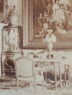 Sypialnia Hrabiny, Kozłówka, pomiędzy 1905 – 1914 rokiem; fotografia archiwalna; zbiory Muzeum Zamoyskich w Kozłówce, nr inw. MPK/F/1872 Fotografia archiwalna czarno-biała przedstawia fragment wnętrza. Na pierwszym planie krzesło, dalej stół ze stojącą lampą z abażurem. Za stołem na ścianie fragment obrazu z grupą postaci - kobieta i mężczyzna w empirowych strojach, z grupką dzieci i psem. Z lewej strony witryna z porcelaną.