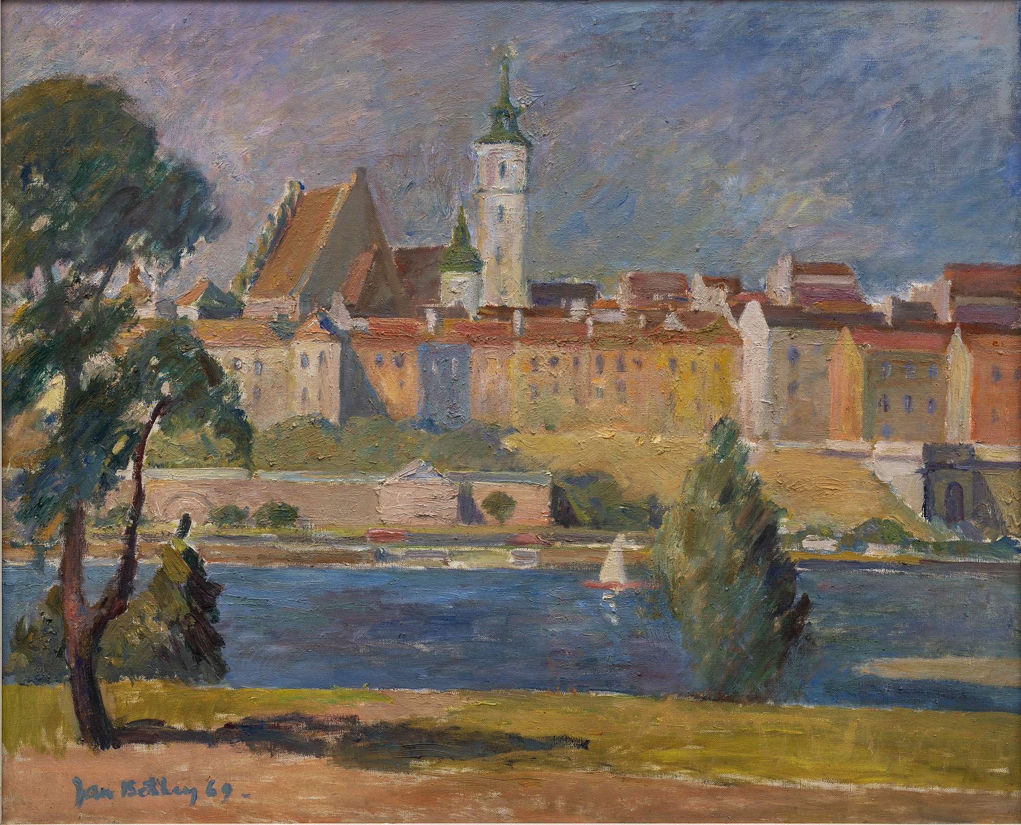 Jan Tadeusz Betley, Stare Miasto od strony Wisły; Polska, Warszawa, 1969; płótno, olej, 80 x 98 cm; nr inw. MPK/SW/2458 Ilustracja przedstawia obraz namalowany farbami olejnymi na płótnie, autorstwa Jana Tadeusza Betleya, zatytułowany Stare Miasto od strony Wisły, z 1969 roku. Ukazuje widok na Stare Miasto w Warszawie z plaży znajdującej się niedaleko ulicy Wybrzeże Helskie w dzielnicy Nowa Praga. Na pierwszym planie rzeka Wisła w kolorze błękitu oraz zielone drzewa znajdujące się przy brzegu. Na rzece łódka z jasnobrązowym korpusem i białym masztem. Na drugim planie, za rzeką, widoczne zabudowania miejskie Starego Miasta. Nad budynkami górują dwa kościoły, archikatedra św. Jana Chrzciciela oraz Sanktuarium Matki Bożej Łaskawej. Kolorystyka obrazu jest stonowana. Dominujące barwy to brązy, żółcie, biele, niebieskości, zielenie.