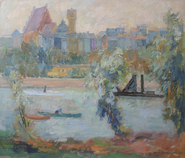 Gizela Klimaszewska, Stare Miasto od strony Wisły; Polska, Warszawa, 1967; płótno, olej, 55,4 x 65,5 cm; nr inw. MPK/SW/2446 Ilustracja przedstawia obraz namalowany farbami olejnymi na płótnie, autorstwa Gizeli Klimaszewskiej, zatytułowany Stare Miasto od strony Wisły, z 1967 roku. Ukazuje widok na Stare Miasto w Warszawie z plaży znajdującej się niedaleko ulicy Wybrzeże Helskie w dzielnicy Nowa Praga. Na pierwszym planie rzeka Wisła w kolorze jasnego błękitu oraz liczne zielone drzewa przy brzegu. Na rzece z lewej strony trzy łódki. Na jednej z nich postać ludzka. Drugi plan stanowią zabudowania miejskie Starego Miasta. Nad budynkami górują dwa kościoły, archikatedra św. Jana Chrzciciela oraz Sanktuarium Matki Bożej Łaskawej. Kolorystyka stonowana, dominują jasne brązy, różne odcienie zieleni i niebieskiego.
