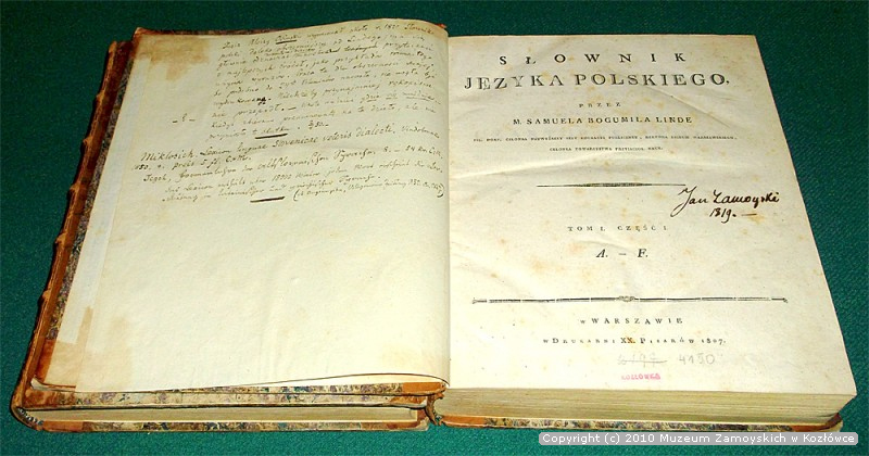 5. Strona tytułowa pierwszego tomu z podpisem: „Jan Zamoyski 1819” oraz odręcznymi notatkami na stronie przedtytułowej Fotografia przedstawia stronę tytułową pierwszego tomu „Słownika języka polskiego” Samuela Bogumiła Lindego. Na środku odręczny podpis: Jan Zamoyski, poniżej data: 1819. Na lewej stronie czystej, odręczne notatki.