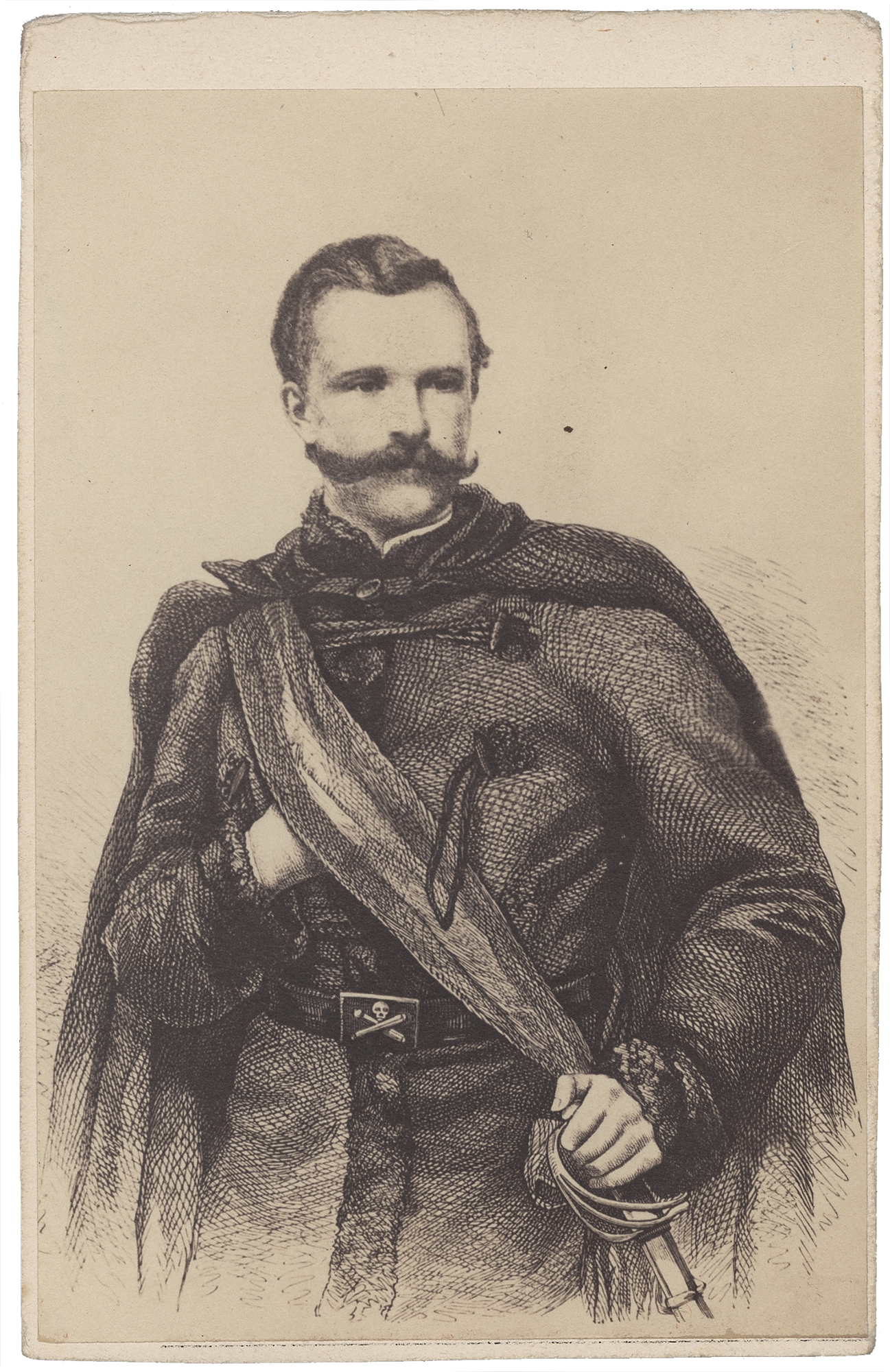 1. Mężczyzna w mundurze powstańczym z 1863 r.; autor nieznany, fotografia zabytkowa, 9 x 5,9 cm, MPK/F/1429 Fotografia archiwalna, czarno-biała, przedstawiająca mężczyznę z bujnym wąsem, ubranego w mundur powstańczy z 1863 roku, w ujęciu do bioder, z głową lekko zwróconą w prawo, tło neutralne.