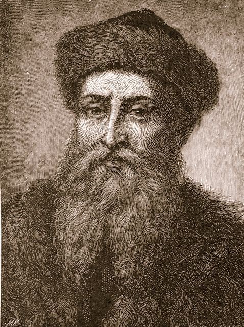 Fotografia przedstawia portret starszego mężczyzny z długą brodą. Na głowie ma czapkę uszytą z futra. Ubrany jest w futrzany płaszcz.