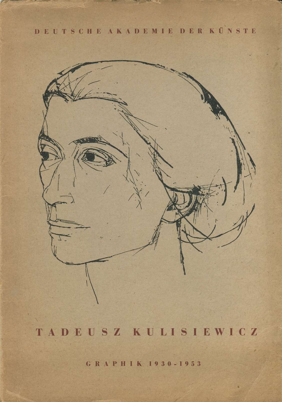 Okładka katalogu wystawy „Tadeusz Kulisiewicz. Graphik 1930-1953”, Berlin 1955, 17×24 cm, https://onebid.pl/pl/ksiazki-i-starodruki-kulisiewicz-tadeusz-kulisiewicz-graphik-1930-1953-katalog/430643 Okładka katalogu Kulisiewicza z jego wystawy w Berlinie w roku 1955. Głowa kobiety w średnim wieku z nisko upiętymi włosami w ujęciu trzy czwarte, rysunek tuszem, syntetyczny, niemal szkicowy.
