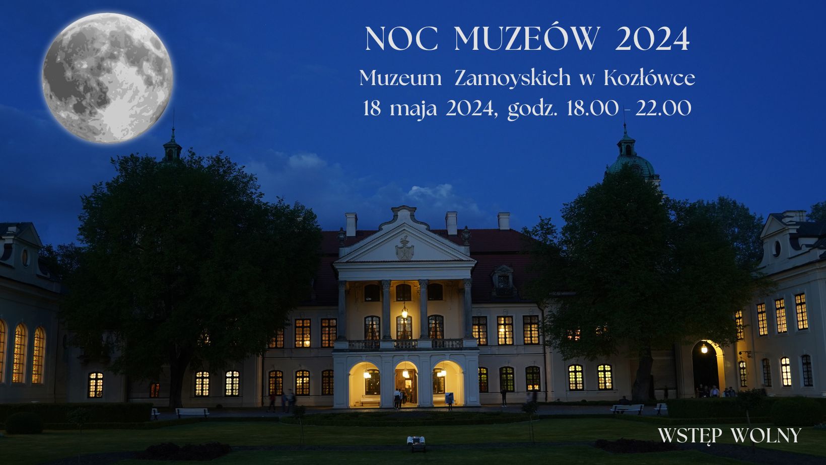 Widok na pałac w Kozłówce wieczorem. W podcieniach i w oknach palą się światła. Na granatowym niebie po lewej stronie wielka tarcza księżyca. Po prawej stronie napis: „Noc Muzeów 2024, Muzeum Zamoyskich w Kozłówce, 18 maja 2024, godz. 18:00-22:00”. W prawym dolnym rogu napis: „wstęp wolny”.