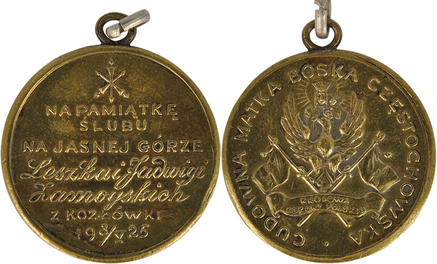 Medal wybity z okazji ślubu Aleksandra Leszka Zamoyskiego i Jadwigi Belina Brzozowskiej, 1925; nr inw. MPK/ZM/230 Fotografia współczesna przedstawiająca dwa medale pamiątkowe. Na awersie trzy skrzyżowane kopie oraz napis: Na pamiątkę ślubu na Jasnej Górze Leszka i Jadwigi Zamoyskich z Kozłówki, 3 maja 1925. Na rewersie orzeł w koronie trzymający w szponach drzewce z flagami. Nad nim góruje Matka Boska Częstochowska. Dokoła medalu napis: Cudowna Matka Boska Częstochowska.