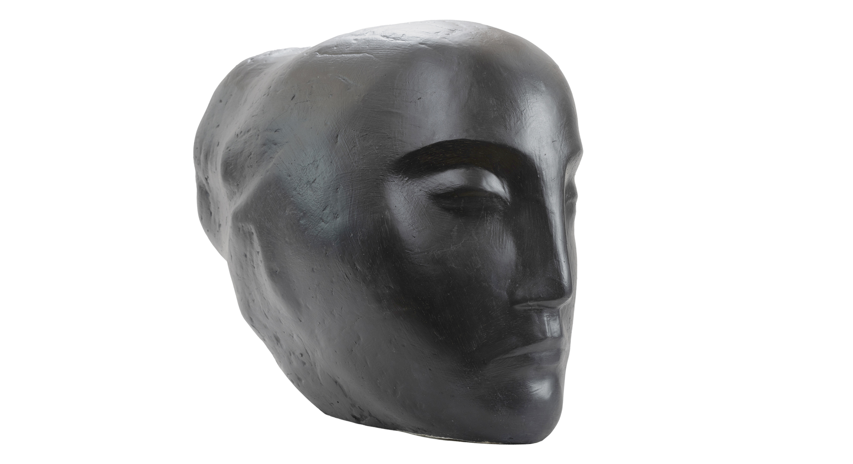 Barbara Loeffler-Zbrożyna, Głowa Barbara Loeffler-Zbrożyna
urodzona w 1923 roku w Lublinie – zmarła w 1995 roku Warszawie
Głowa
lata pięćdziesiąte dwudziestego wieku
Gips polichromowany
wymiary: 36 na 24 na 48 cm
Muzeum Zamoyskich w Kozłówce
numer inwentarza: MPK/SW/160
Na zdjęciu widnieje rzeźba głowy ukazanej z profilu, pod lekkim kątem, co nadaje jej subtelnej dynamiki. Wykonana z ciemnego, niemal czarnego gipsu polichromowanego o matowej, chropowatej powierzchni, nosi wyraźne ślady dłuta lub palców artysty.
Forma głowy jest masywna, opływowa – niemal monumentalna w swojej prostocie. Rysy twarzy zredukowane zostały do podstawowych linii: syntetyczne, oszczędne, lecz pełne wyrazu. Zamknięte oko z wyraźnie zarysowaną powieką układa się w spokojny łuk, a grube, mocno zarysowane brwi potęgują wrażenie wewnętrznego skupienia.
Nos – wąski i prosty – wraz z zaciśniętymi, beznamiętnymi ustami podkreśla powagę twarzy. Miękka, lecz wyczuwalna linia szczęki i kości policzkowych buduje harmonijną strukturę. Tył głowy jest gładki, pozbawiony detali – bez śladu włosów czy uszu – jakby wyrzeźbiony z myślą o esencji, a nie o portrecie.
Całość emanuje spokojem, ciszą i skupieniem. Rzeźba zdaje się kontemplować własne istnienie – minimalistyczna, ascetyczna, niemal medytacyjna. To forma, która mówi więcej przez to, co przemilcza, niż przez to, co przedstawia.