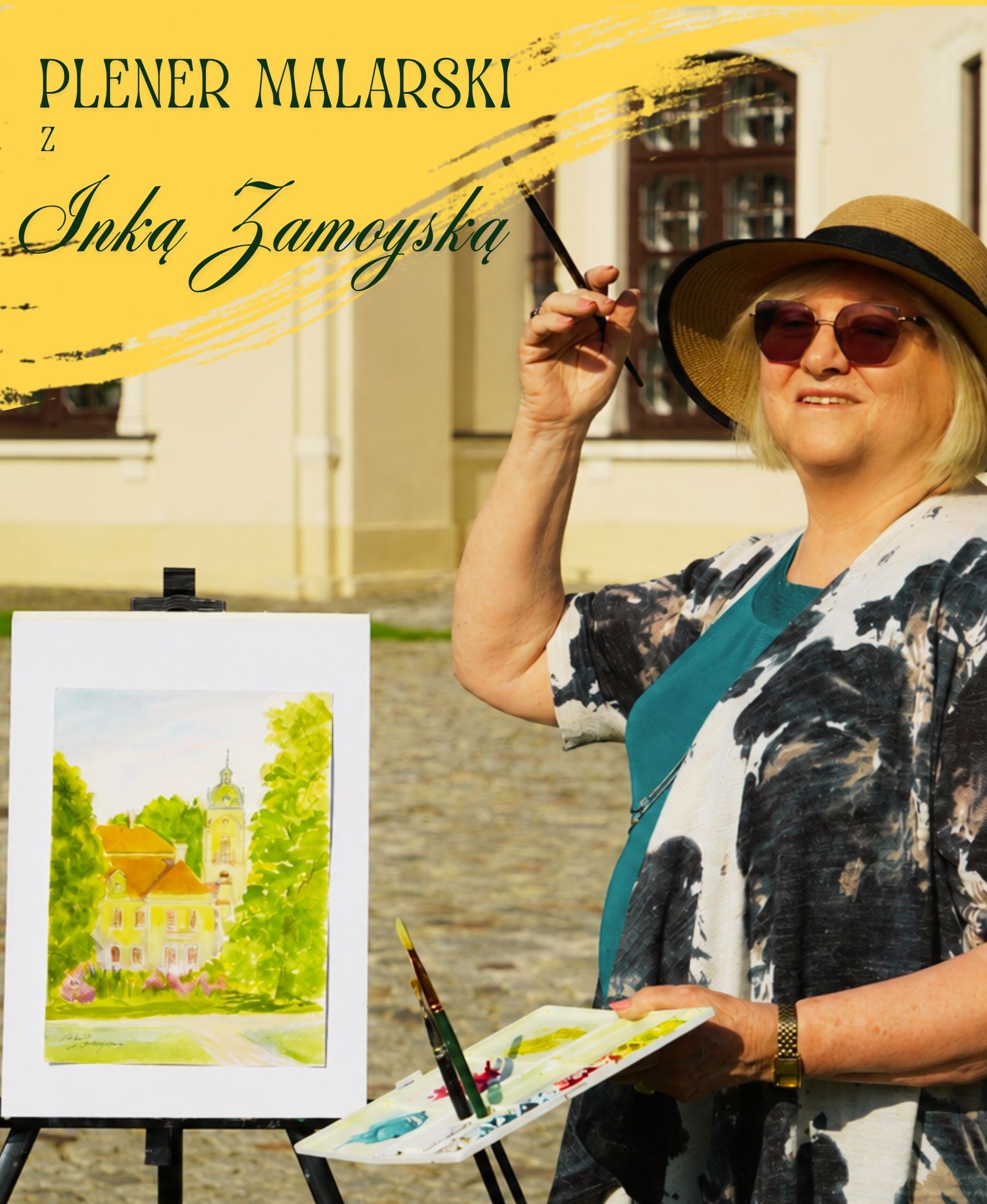 Pionowy plakat promujący plener malarski z Inką Zamoyską. W górnej części, na żółtym tle przypominającym pociągnięcia pędzla, znajduje się zielony napis: „Plener malarski z Inką Zamoyską”. Po prawej stronie stoi uśmiechnięta kobieta w kapeluszu i okularach przeciwsłonecznych. W jednej dłoni trzyma cienki pędzel, w drugiej paletę z farbami. Po lewej stronie, na sztaludze, widoczna jest akwarela przedstawiająca pałac otoczony zielenią. W tle znajduje się rozmyta, jasna elewacja budynku. Całość ma ciepły, letni charakter i nawiązuje do malowania w plenerze.