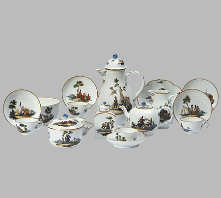 Serwis do kawy/herbaty ze scenami wojskowymi, Saksonia/Miśnia, lata 60/70 XVIII wieku. Biała porcelana dekorowana farbami naszkliwnymi, niektóre elementy złocone.
