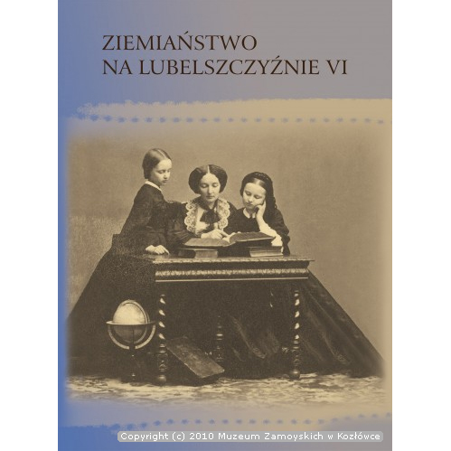 Okładka książki. Stara fotografia. Za stołem młoda kobieta z córkami. Starsza córka siedzi obok matki po prawej stronie, młodsza stoi z lewej. Kobiety są skupione na czytaniu książki. U góry napis Ziemiaństwo na Lubelszczyźnie VI.