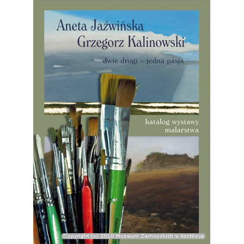 Okładka książki. Na pierwszym planie różnej wielkości kolorowe pędzle malarskie. W tle dwa pejzaże, przedstawiające krajobraz lądowy i morski. Na górze napis: Aneta Jaźwińska, Grzegorz Kalinowski. Dwie drogi – jedna pasja. Katalog wystawy.